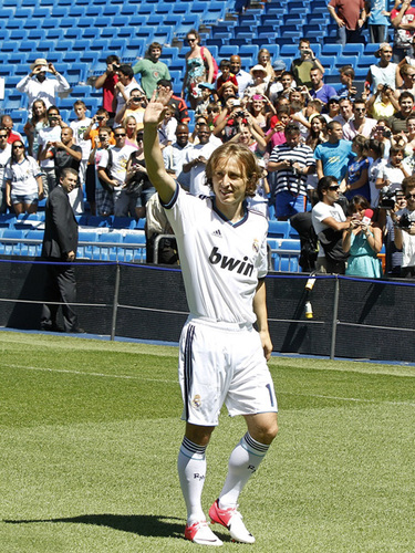 扑克中的长期主义思维（从长期主义看扑克策略）