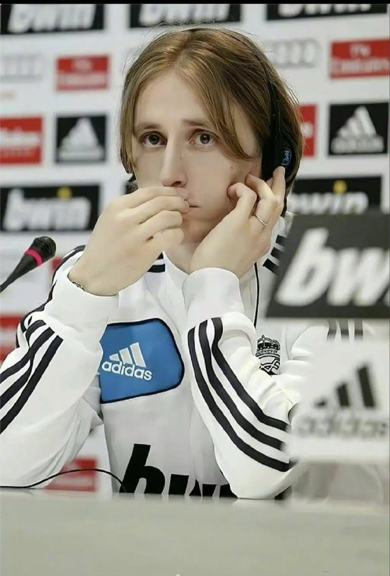 EWC王者荣耀：银河战舰巅峰对决获胜，AG 4-3 TT首夺EWC冠军