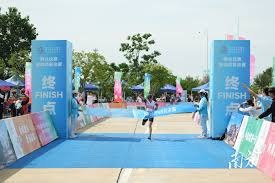 女足英联杯中发生暴力冲突，一名球员抓住对手脖子将其摔倒